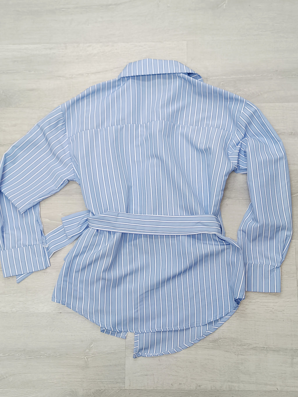 Camisa lazada con detalle dorado