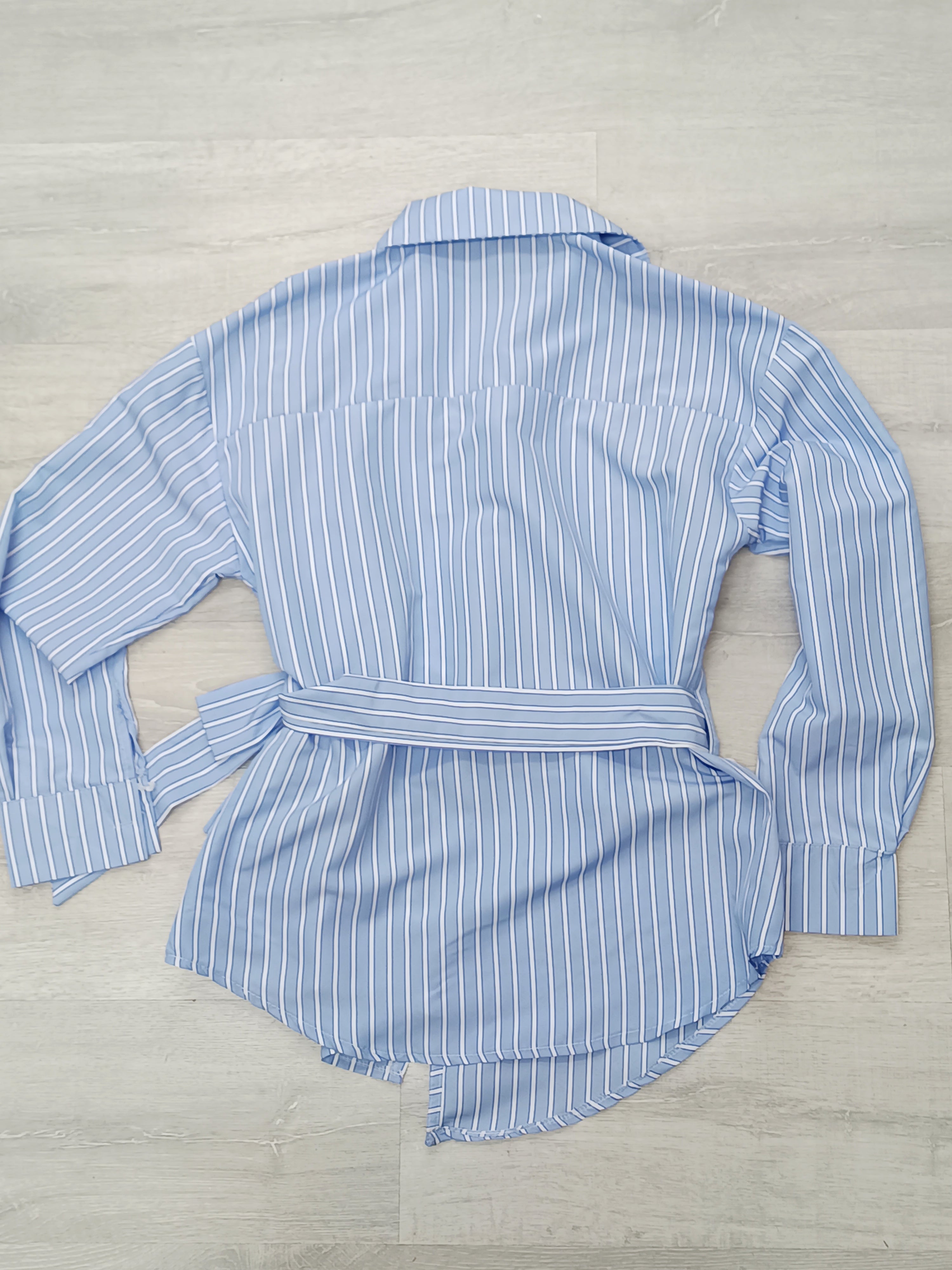 Camisa lazada con detalle dorado