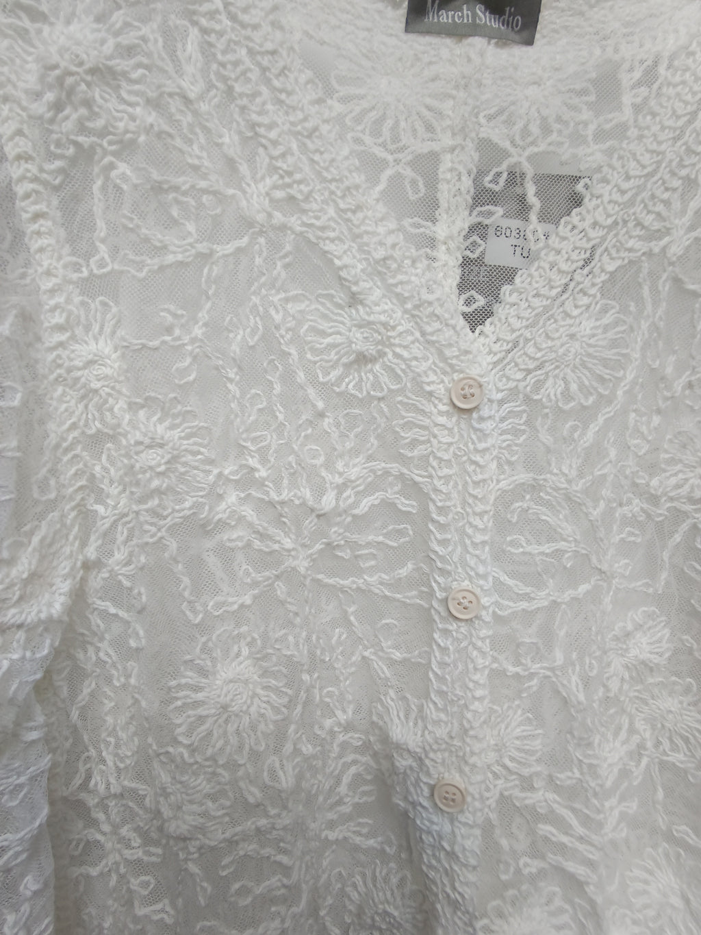 Camisa con bordados semi transparente