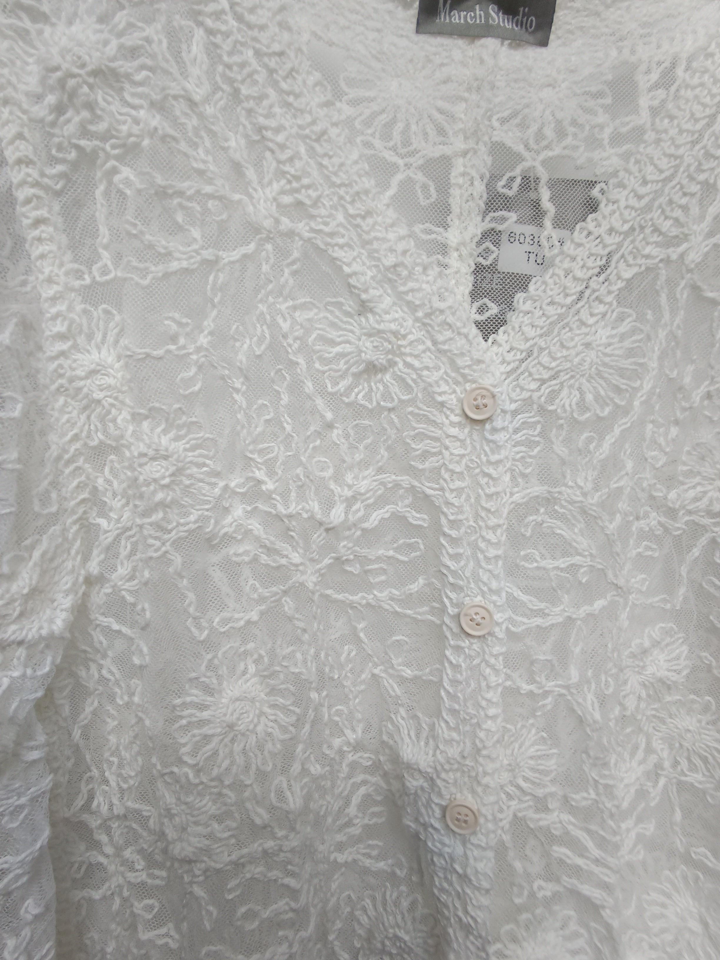 Camisa con bordados semi transparente