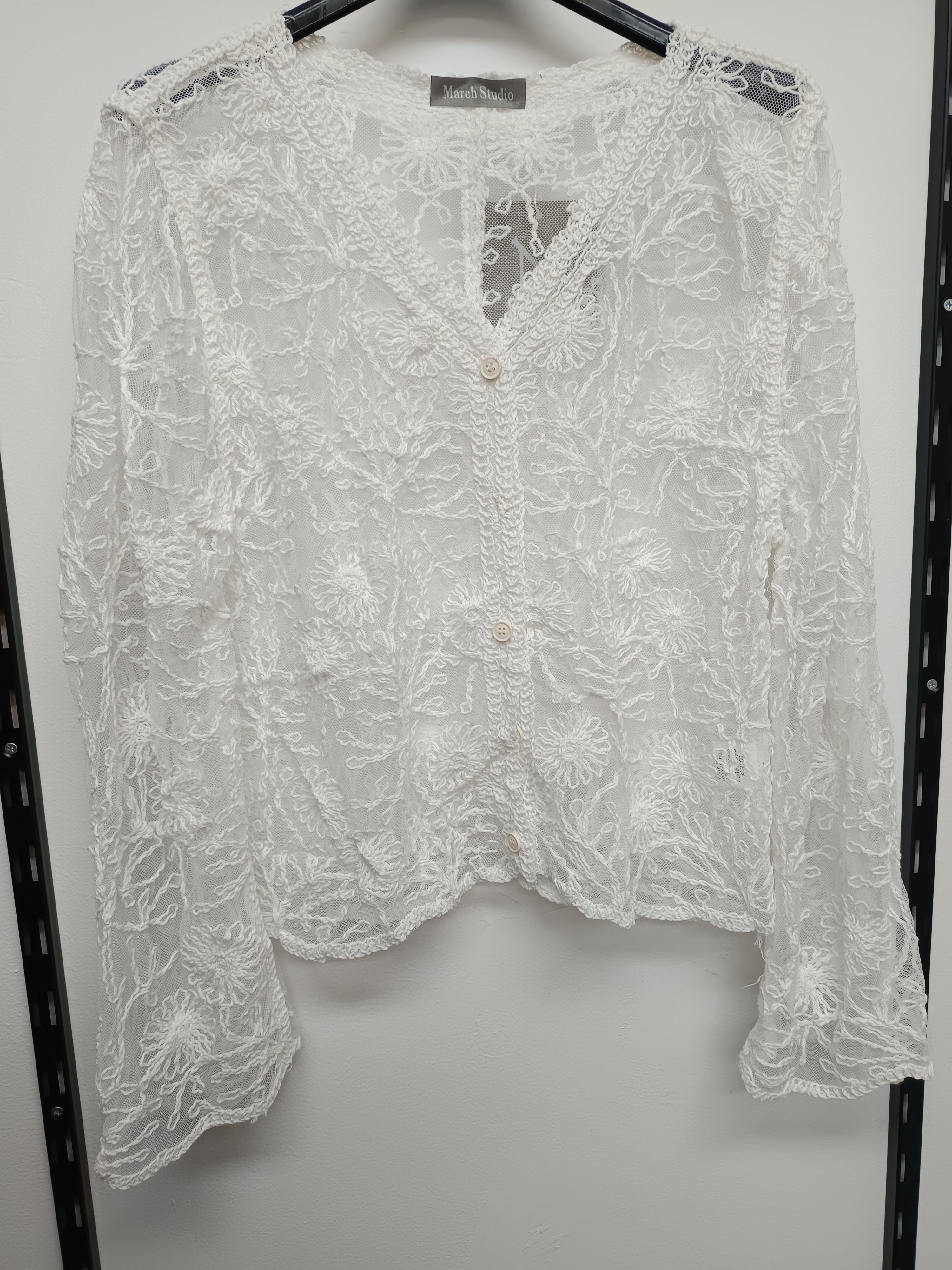 Camisa con bordados semi transparente