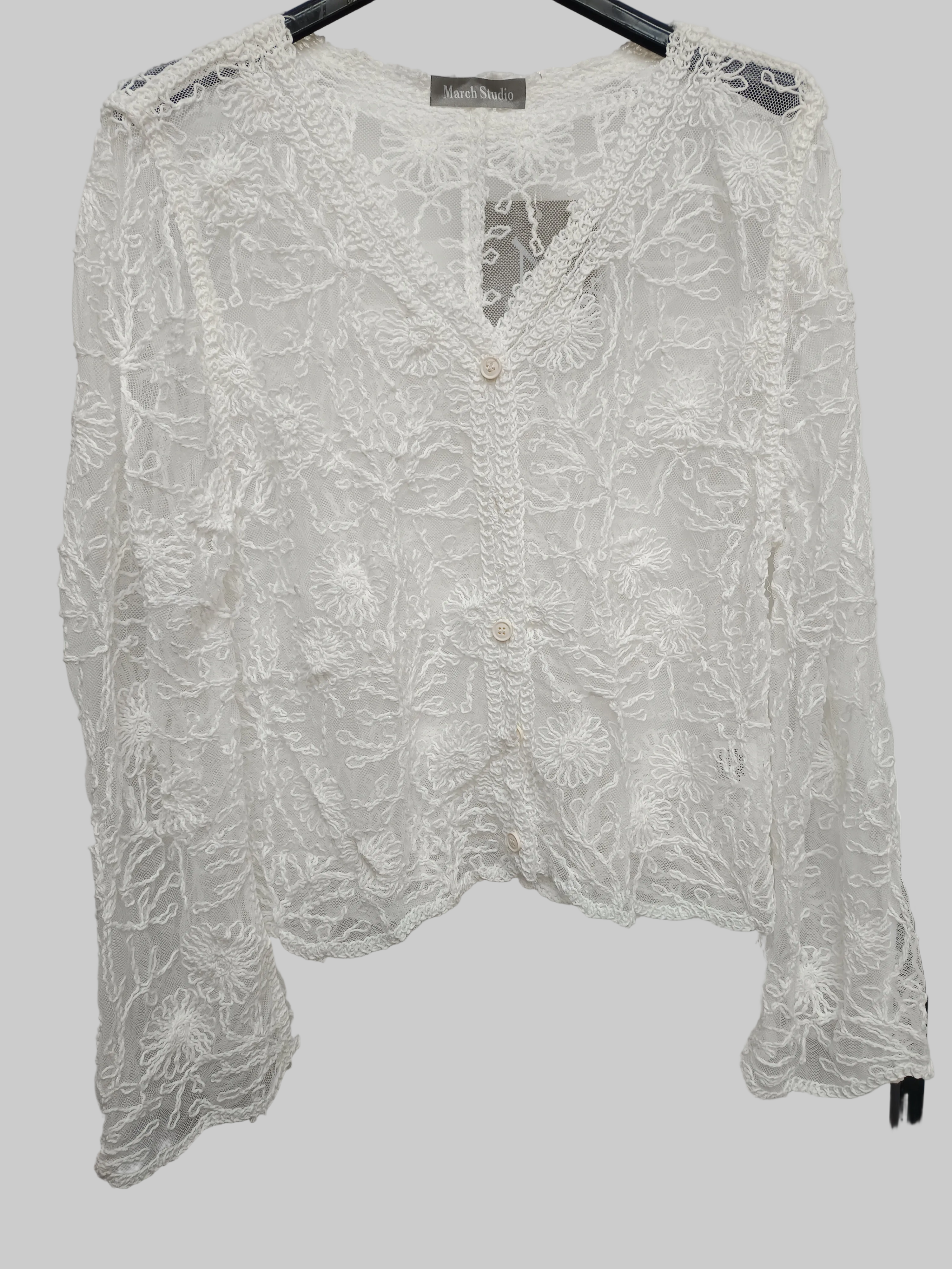 Camisa con bordados semi transparente