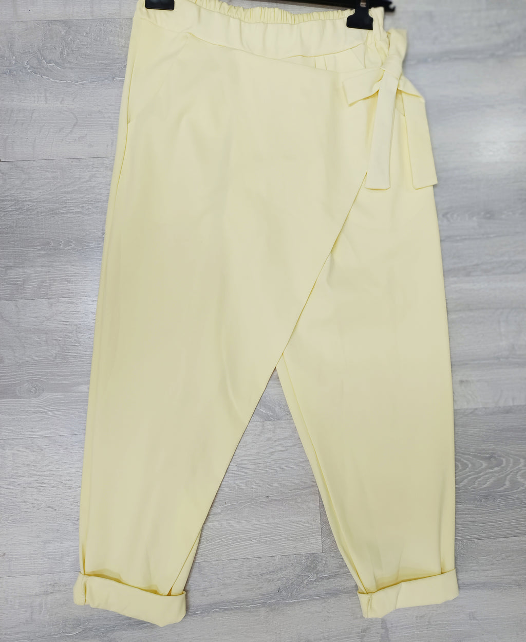 Pantalón punto roma con detalle de pareo y lazo al lado