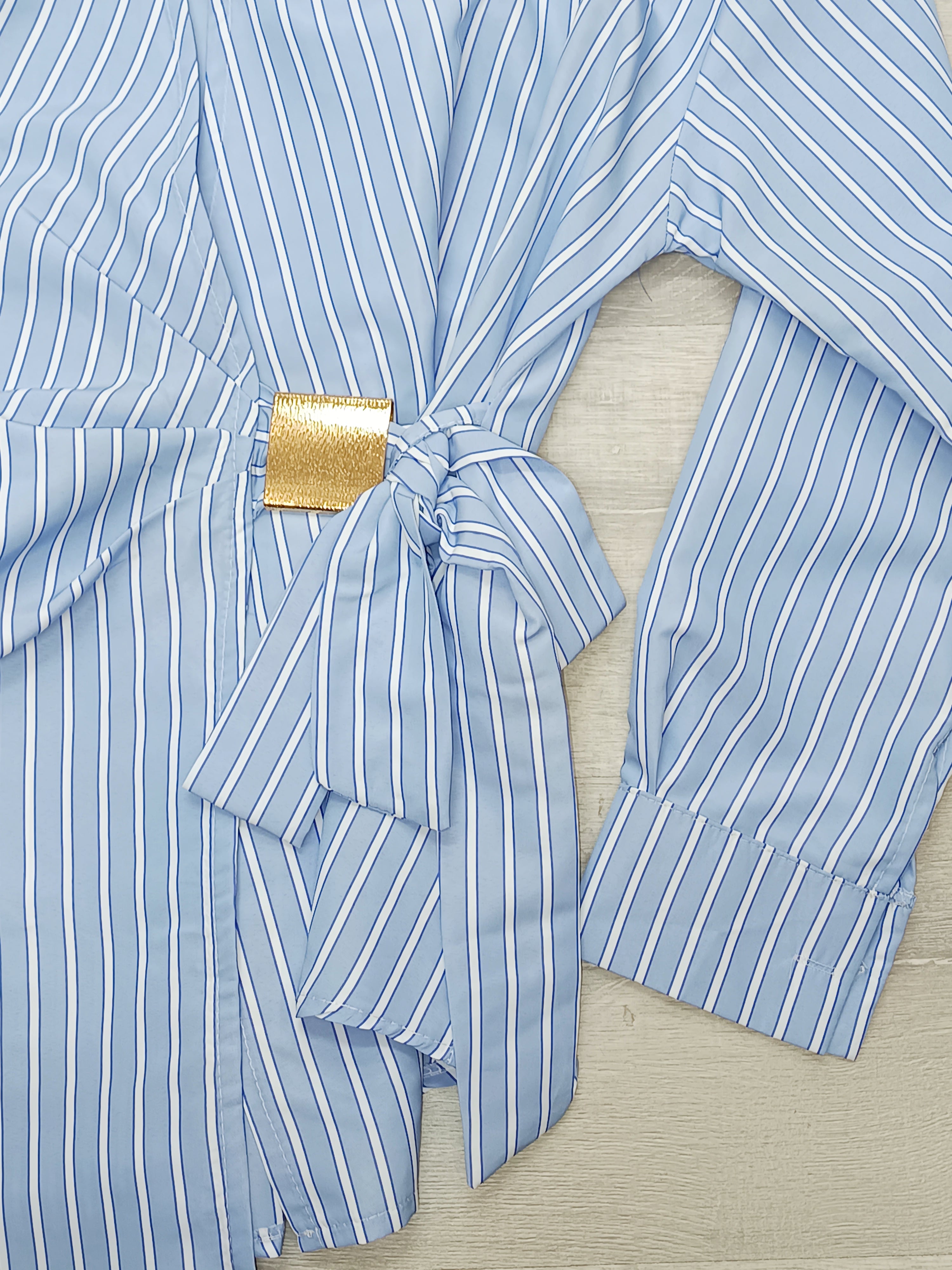 Camisa lazada con detalle dorado