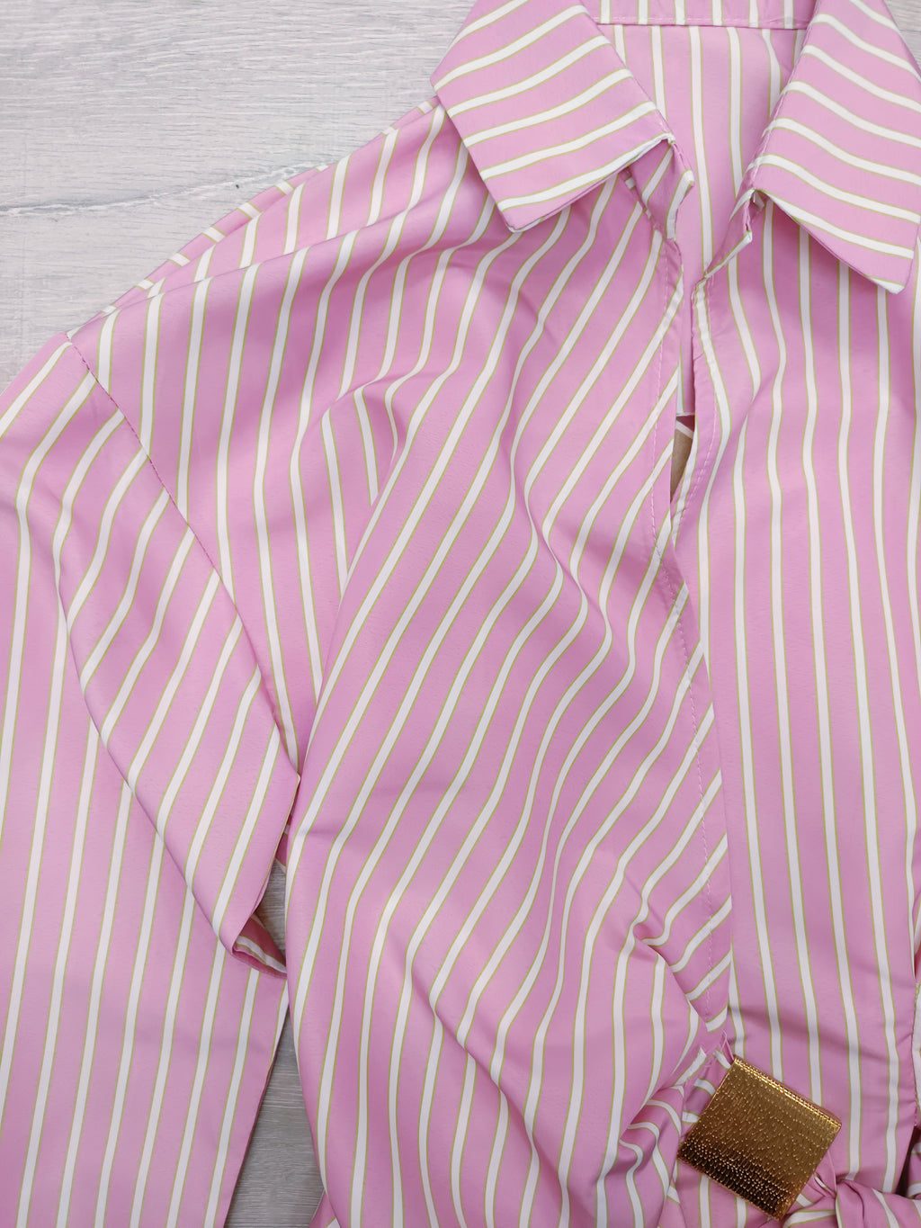 Camisa lazada con detalle dorado