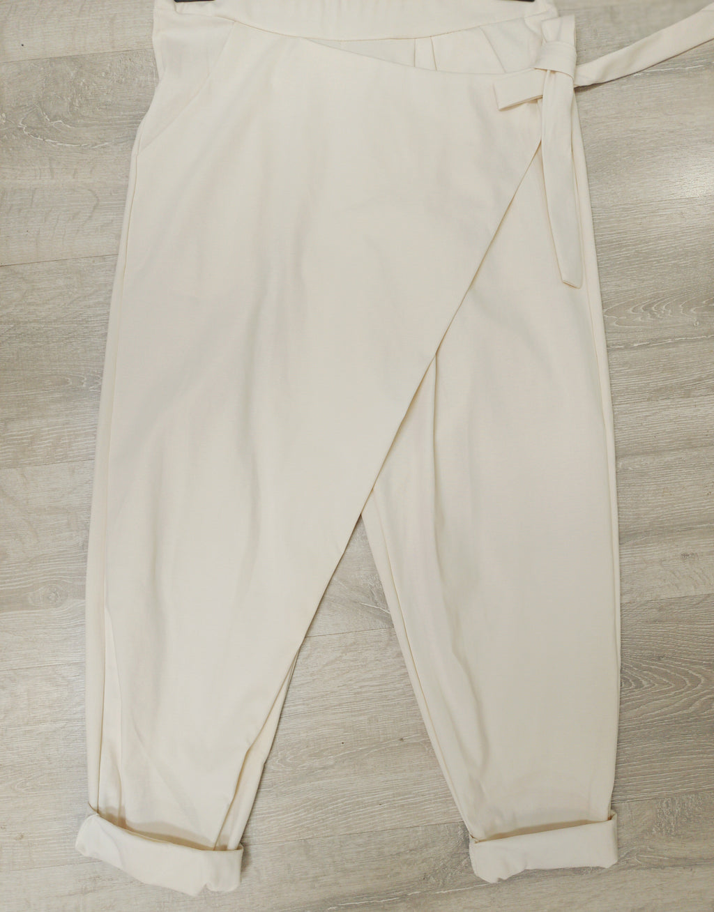 Pantalón punto roma con detalle de pareo y lazo al lado