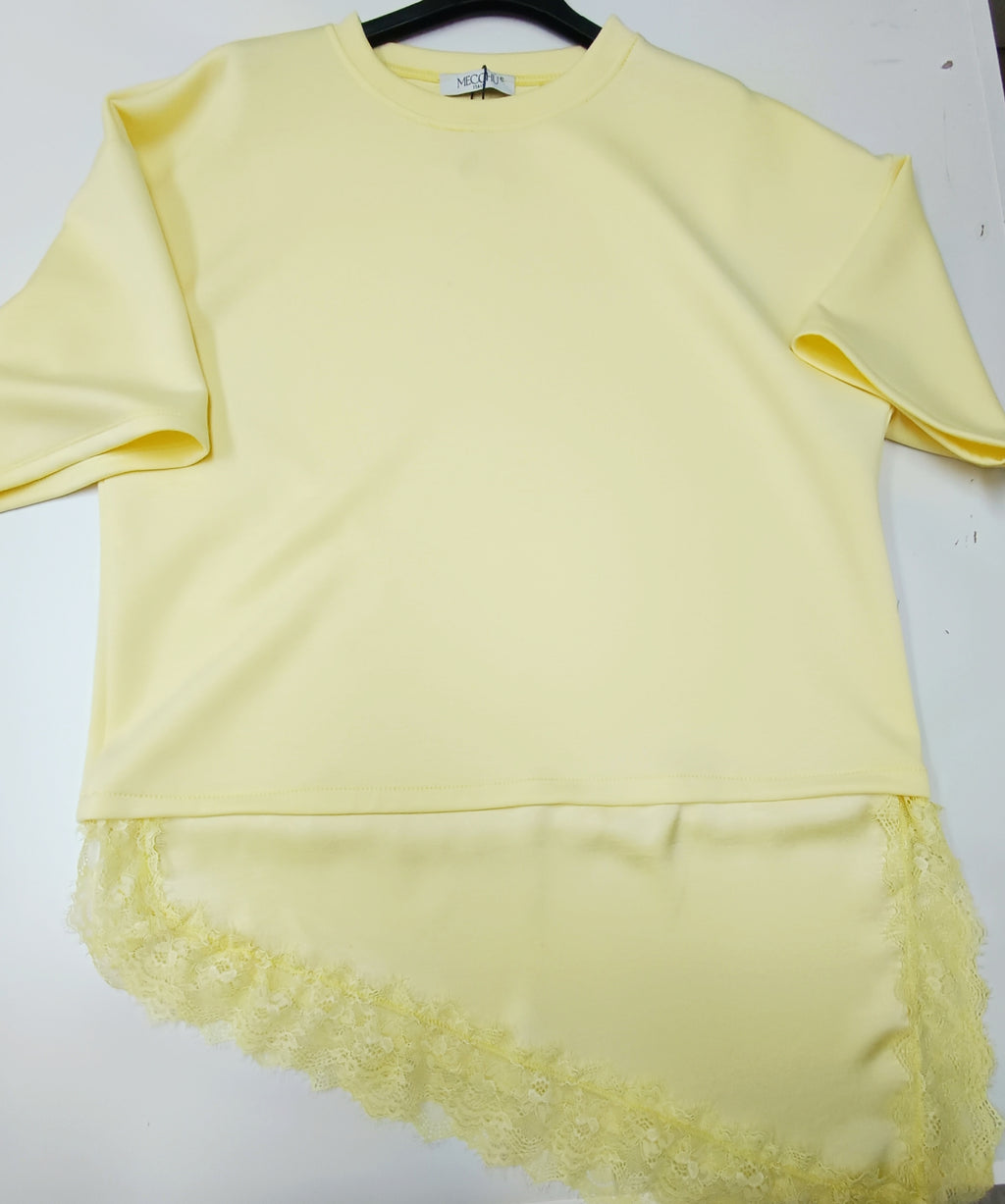 Camiseta oversize asimétrica con detalle de satén y blonda