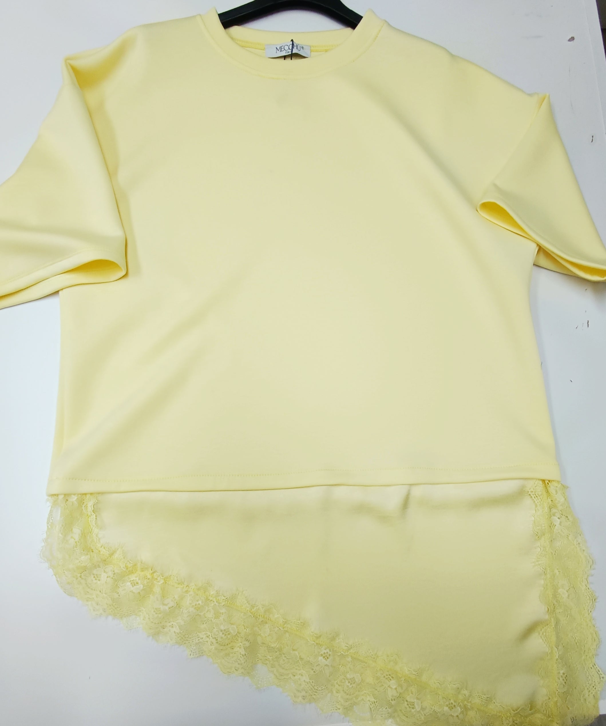 Camiseta oversize asimétrica con detalle de satén y blonda