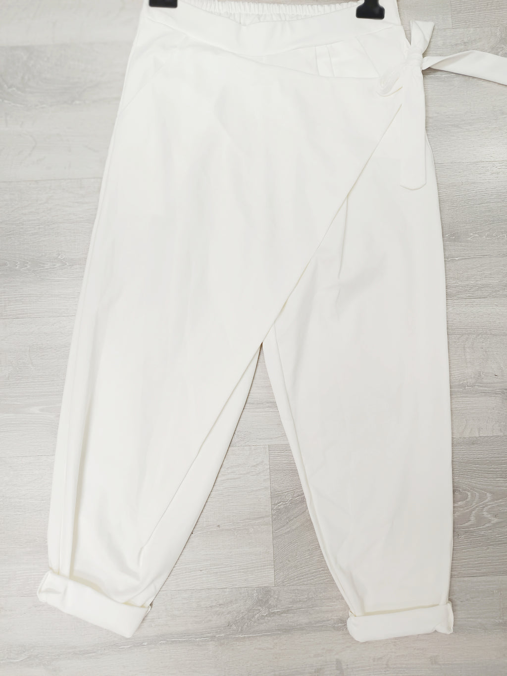 Pantalón punto roma con detalle de pareo y lazo al lado