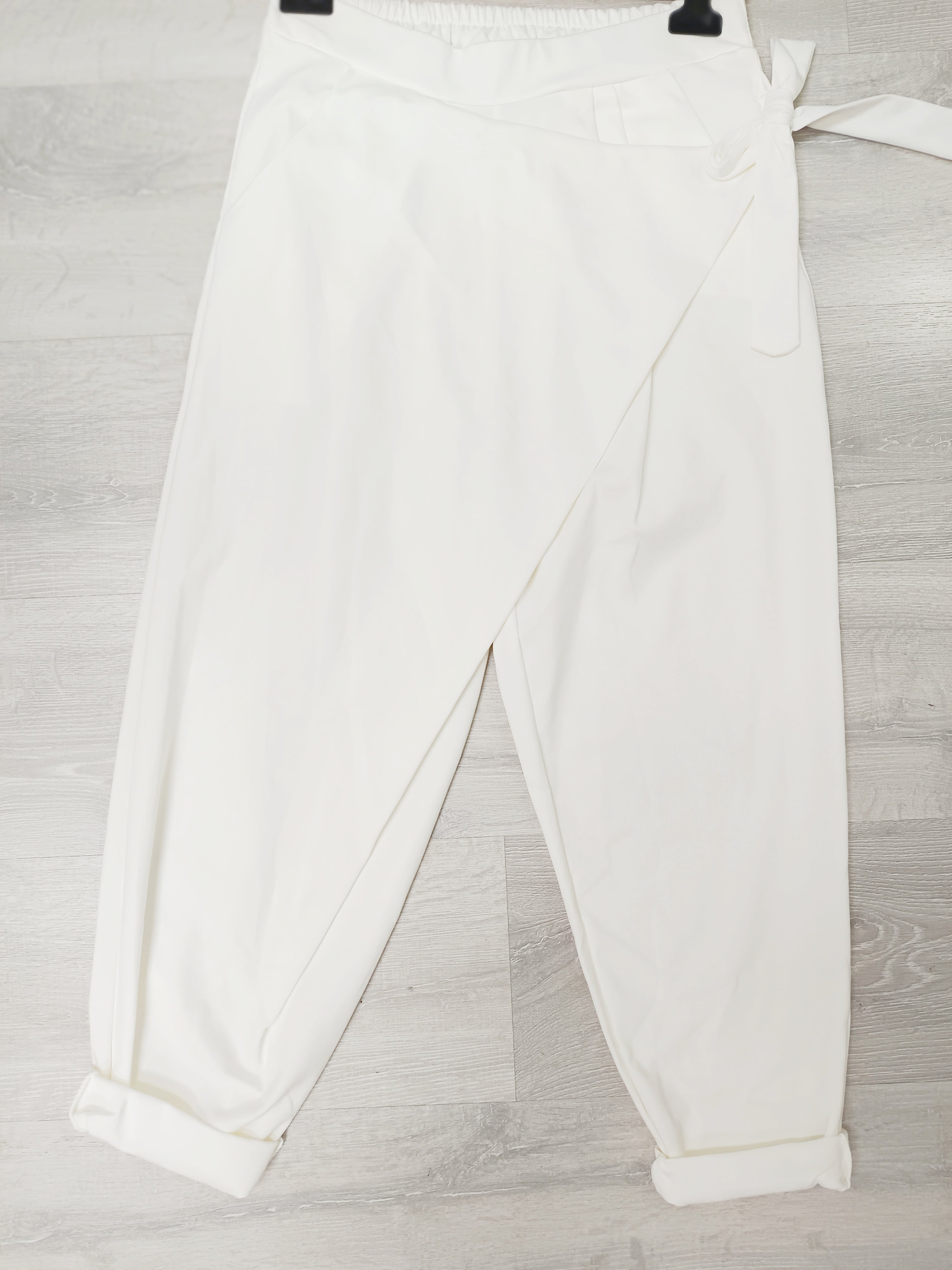 Pantalón punto roma con detalle de pareo y lazo al lado